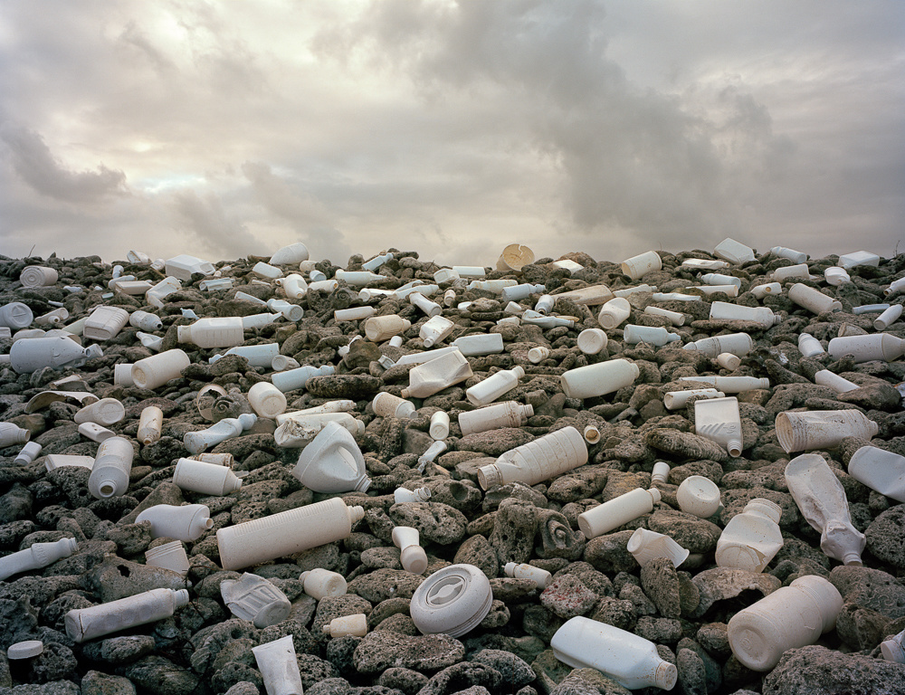 940203-On-The-Shores-Of-A-Pristine-Wilderness-Is-The-Saddest-Art-You-Will-Ever-See.09